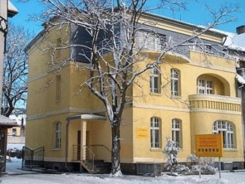 Pensjonat - Restauracja Zolty Domek Szczecinek Exterior foto