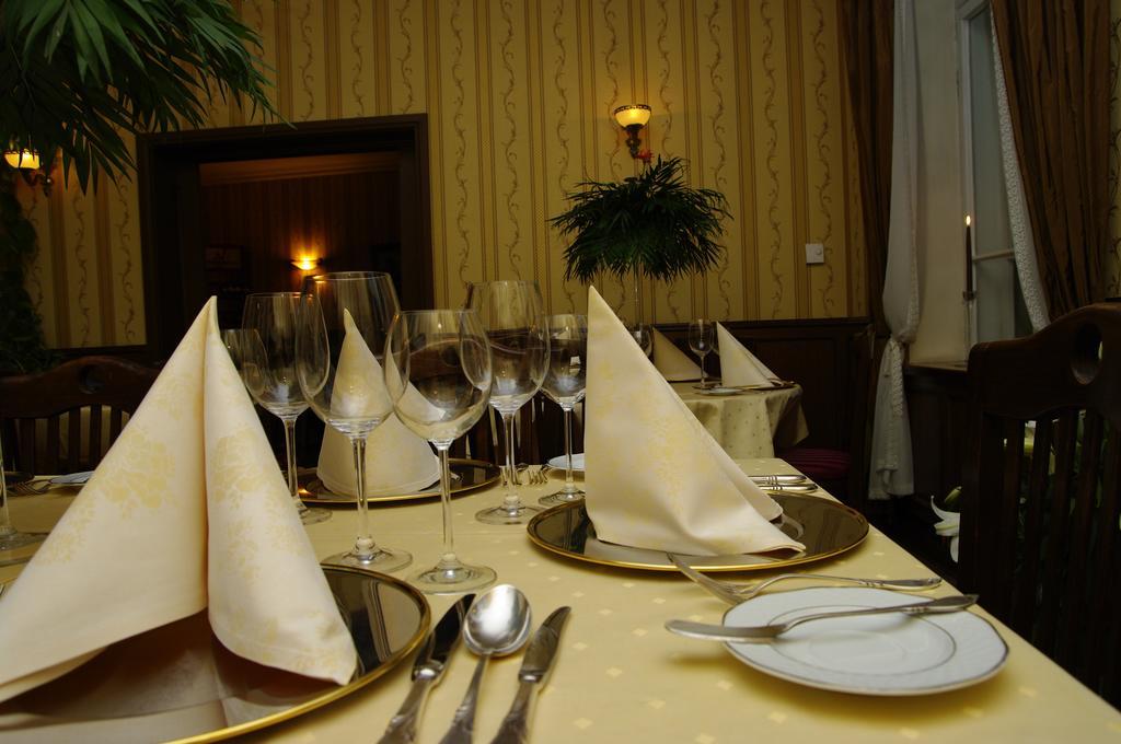 Pensjonat - Restauracja Zolty Domek Szczecinek Exterior foto